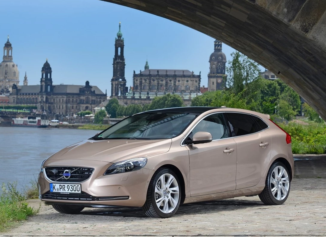 1666940-Volvo-V40-2016-04.jpg