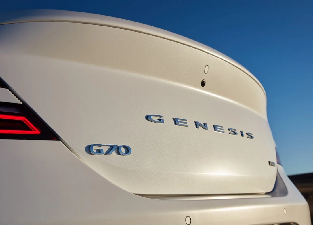 1680468-Genesis-G70-2023-13.jpg