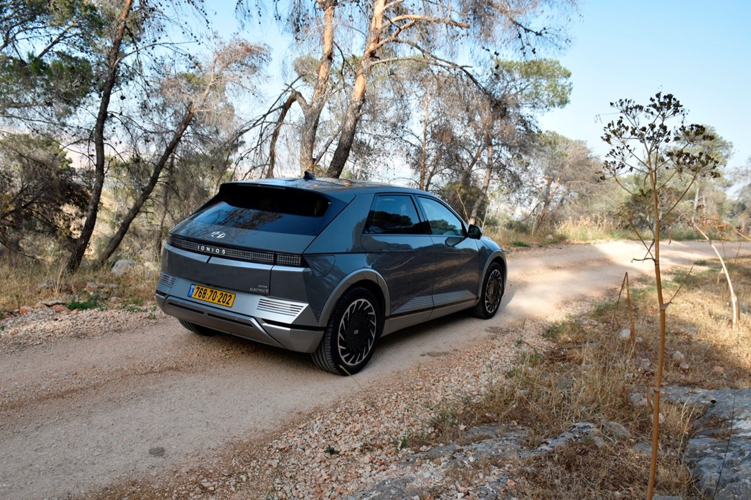 1660985-IONIQ54X4 - 4.jpeg