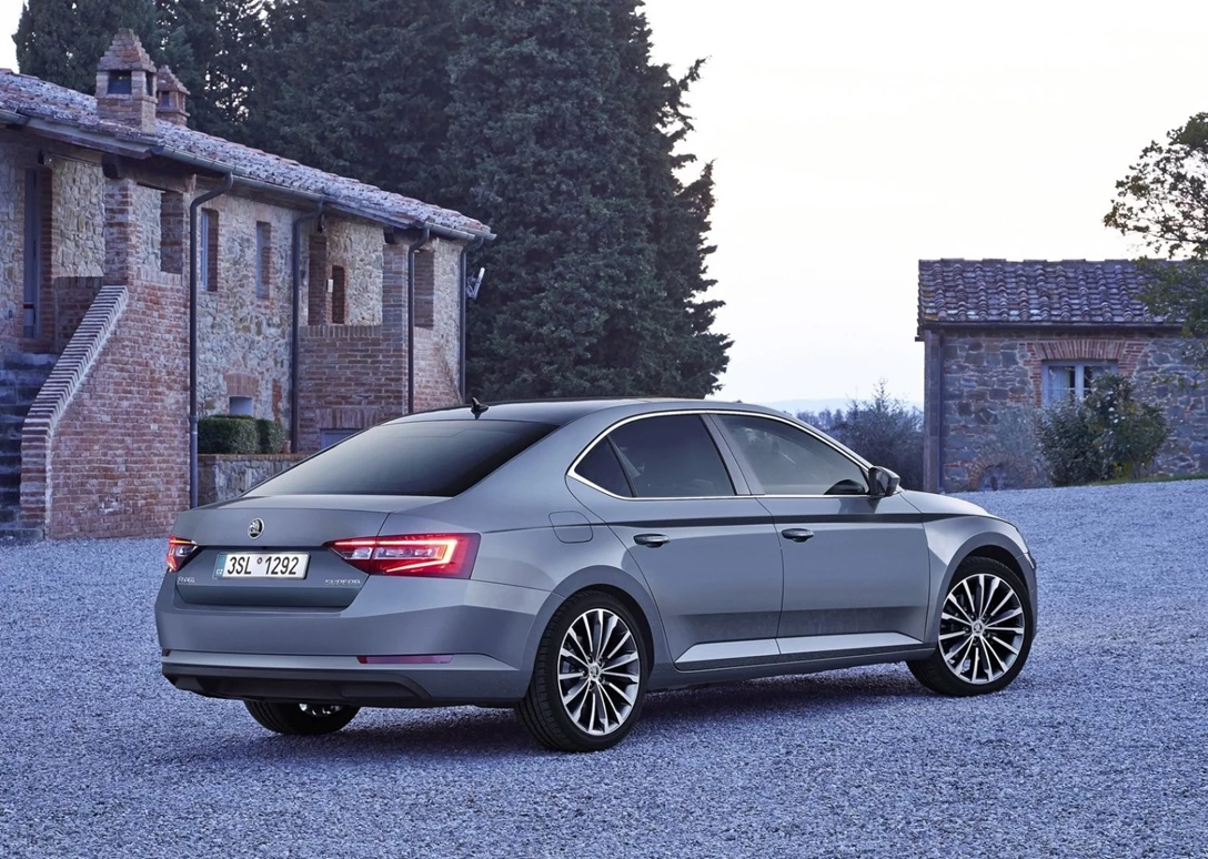 1636425-Skoda-Superb-2019-04.jpg