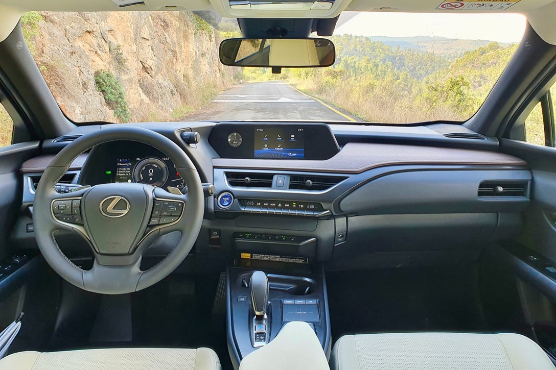 1637105-לקסוס UX 300e - 9.jpeg