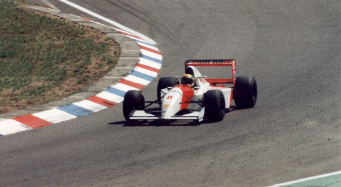 1696317-AyrtonSennaAtHockheimGP1993-2.jpg