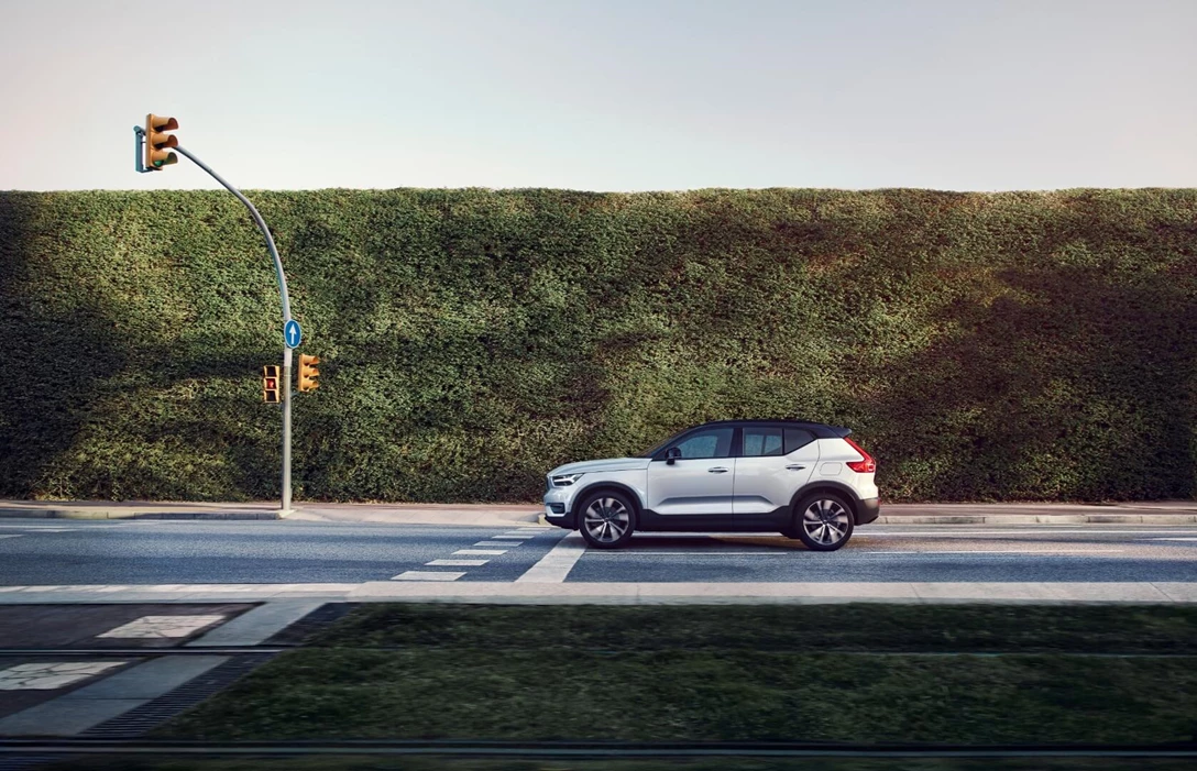 1623887-259207_Volvo_XC40_Recharge_P8_AWD_in_Glacier_Silver.jpg