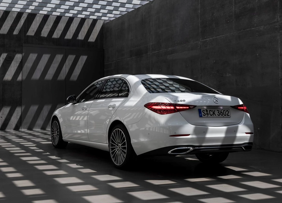 1677342-Mercedes-Benz-C-Class-2023-02.jpg