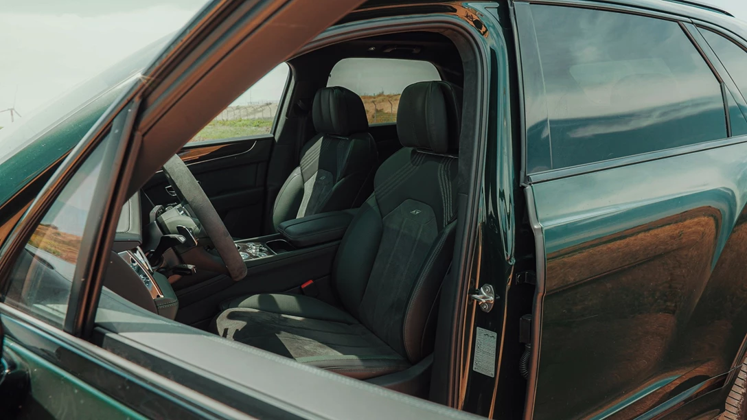 1661427-Bentley Bentayga S 2022.00_30_46_06.Still053 copy.jpg