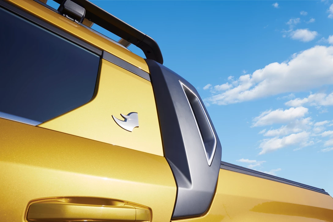 9P_C Pillar Garnish _MUSSO Emblem.jpg