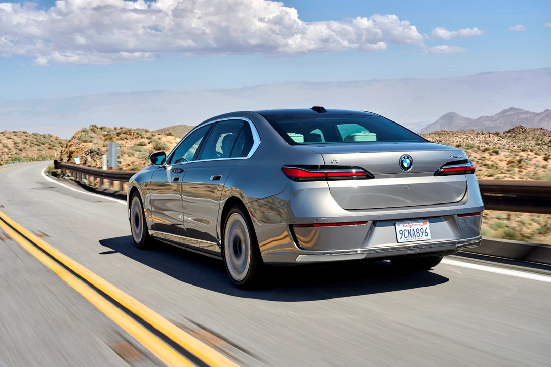 1670741-BMW i7 xDrive Oxid Grey_022.JPG