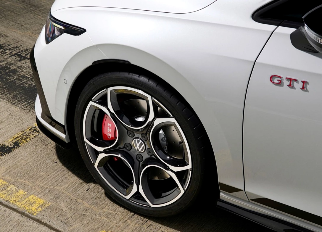 1704132-Volkswagen-Golf_GTI_2024-12-FL.jpg