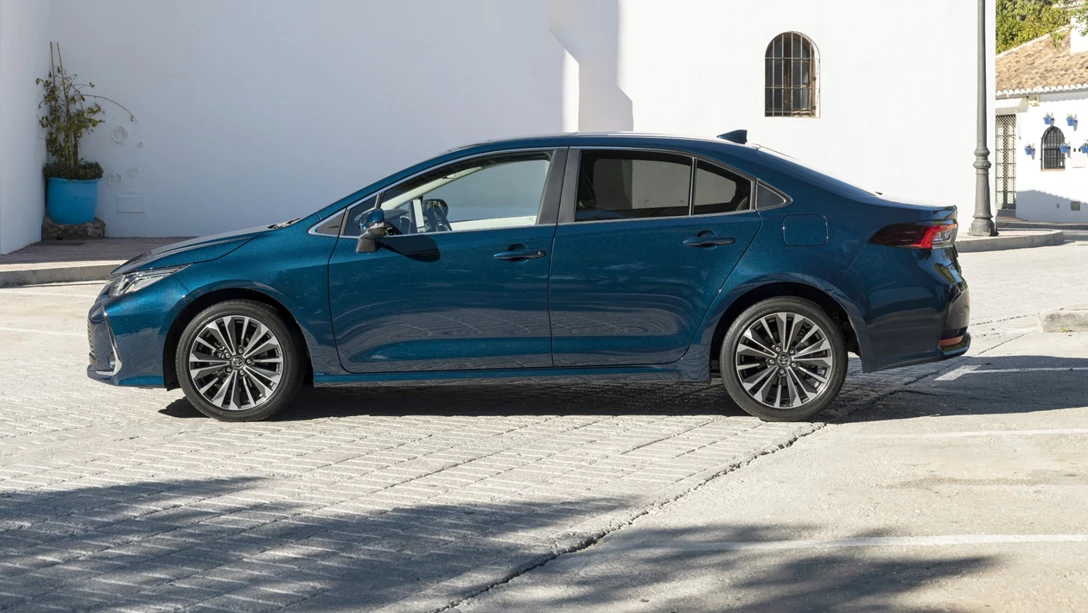 1681540-2023-corolla-sedan-dpl-03-min.jpg