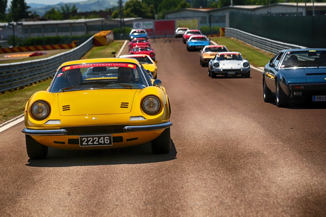 1598035-car-dino-50years-11.jpg