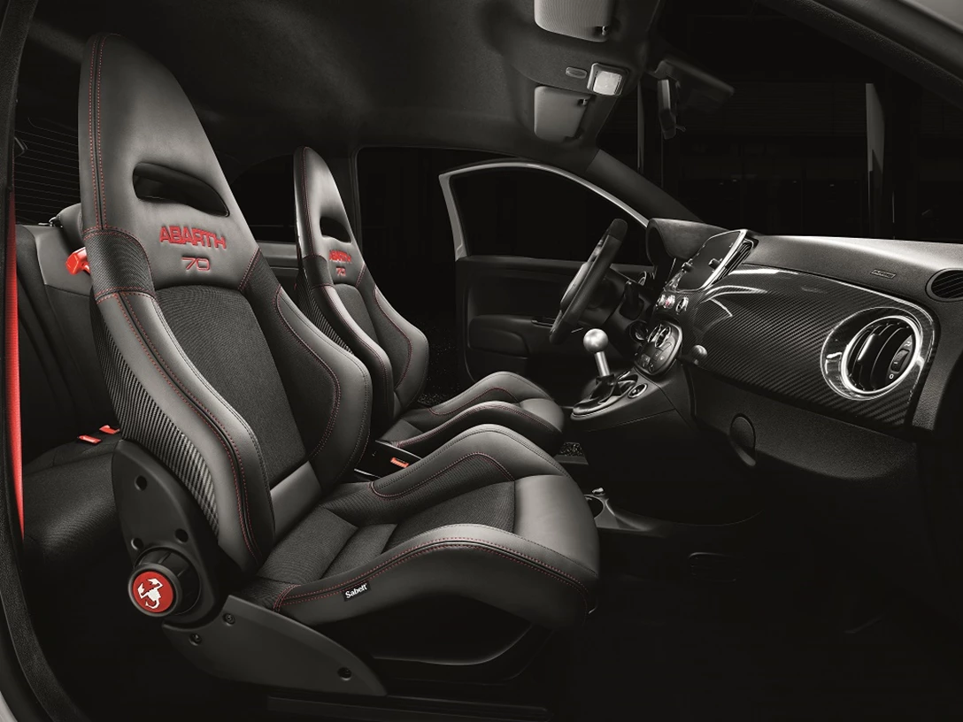 1612846-190225_Abarth_Abarth_595_esseesse_Sabelt_70_Racing_carbon_seats copy.jpg