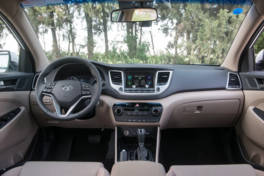 1594285-השוואתי פנאי - יונדאי טוסון מול מאזדה CX-5 מול פיגו 3008 מול קיה ספורטאז (14).jpg