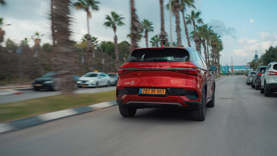 1673467-BYD ATTO 3 vs Geely Geometry C.00_14_37_14.Still017 copy.jpg