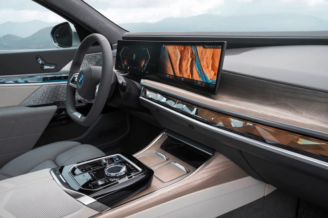 1660079-P90458166_highRes_the-new-bmw-i7-xdriv.jpg