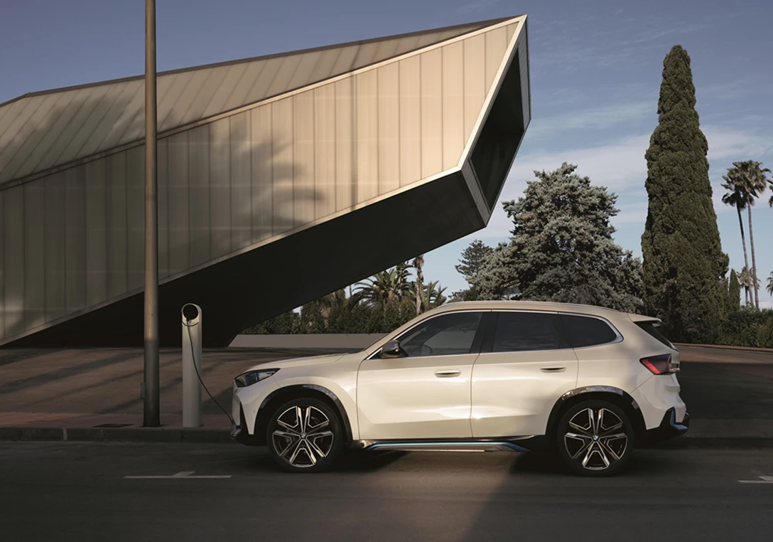 1672365-bmw ix1 (1).jpg