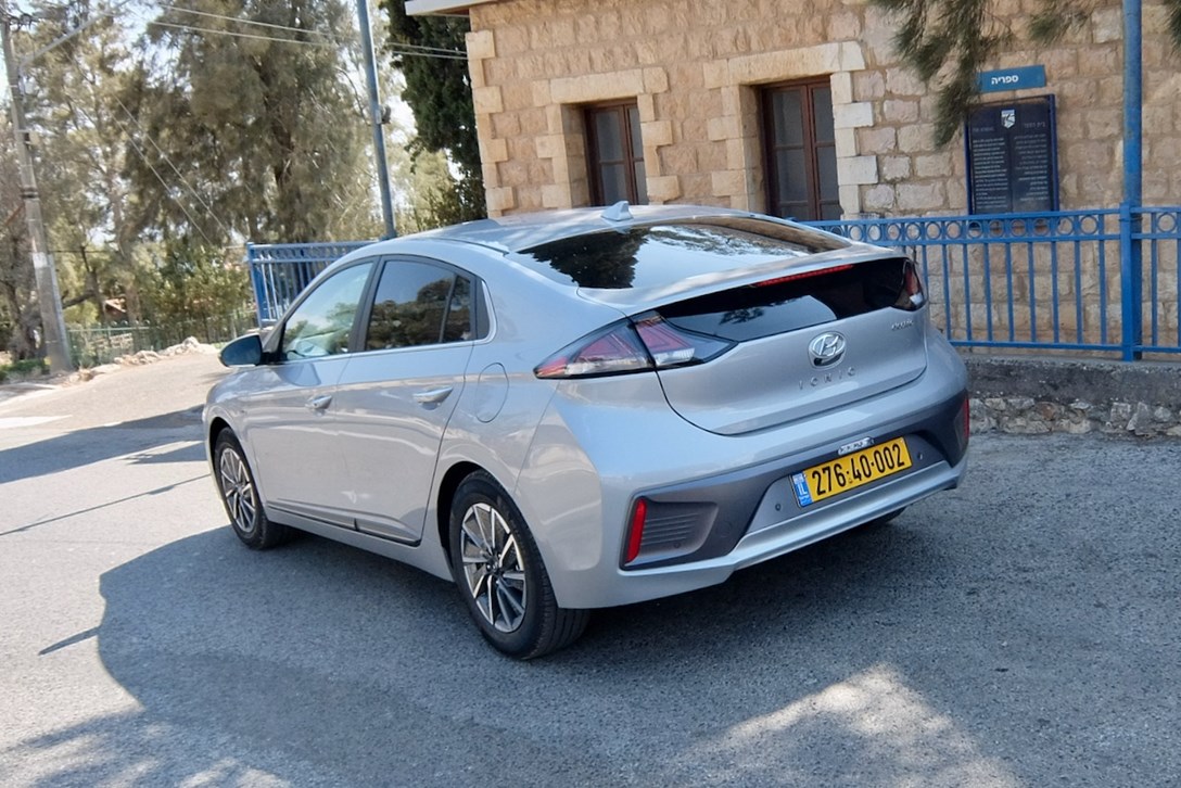 1635685-יונדאי איוניק חשמלית מתיחת פנים מבחן דרכים - 10.jpeg