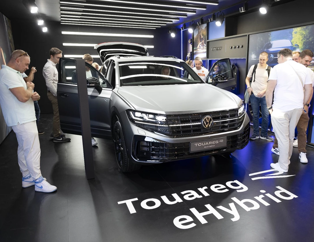1688098-VW TOUAREG-min.jpg