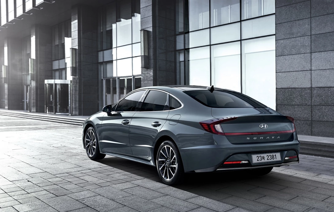 1613551-Large-35793-HyundaiMotorSharesFirstGlimpseofAll-NewSonata.jpg