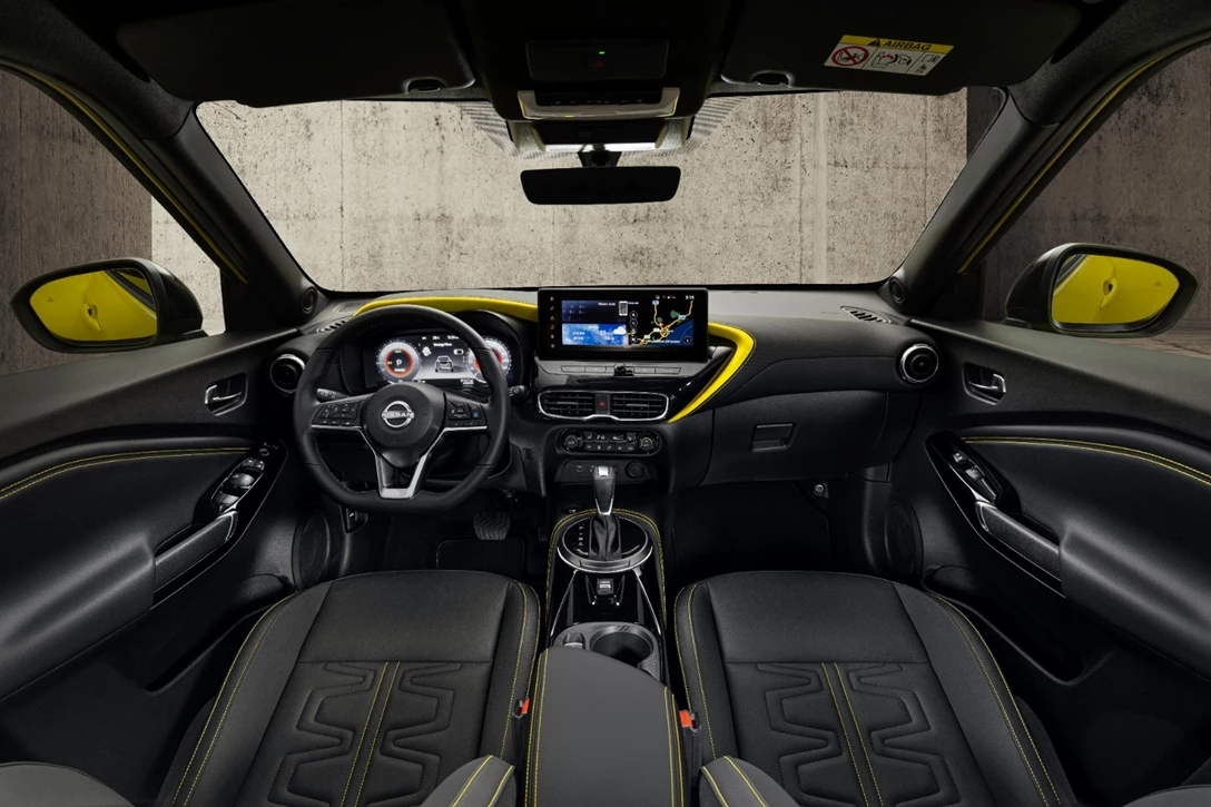 1693128-JUKE MC 2024 - interior_ iconic yellow body color - N-Sport - zoomed out view-min.jpg