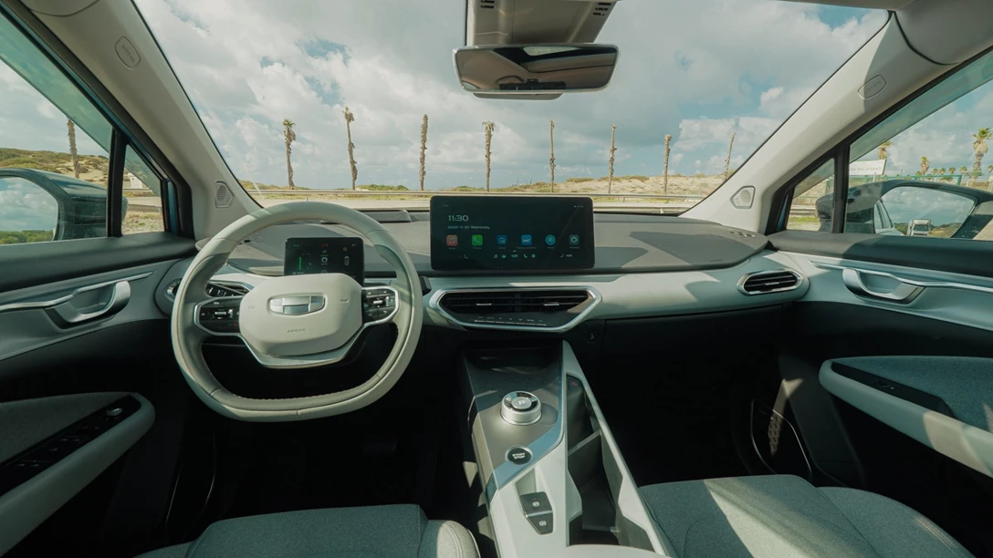 1673514-BYD ATTO 3 vs Geely Geometry C.01_10_27_05.Still075 copy.jpg