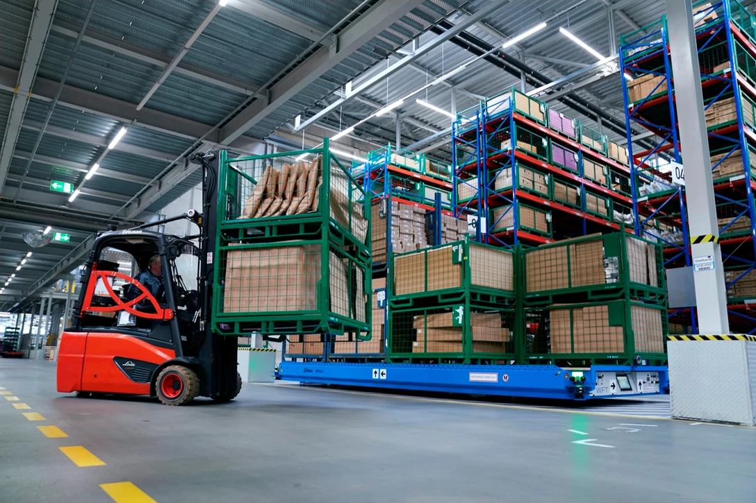 1631877-מפעל במווP90346522_highRes_manual-unloading-of-.jpg