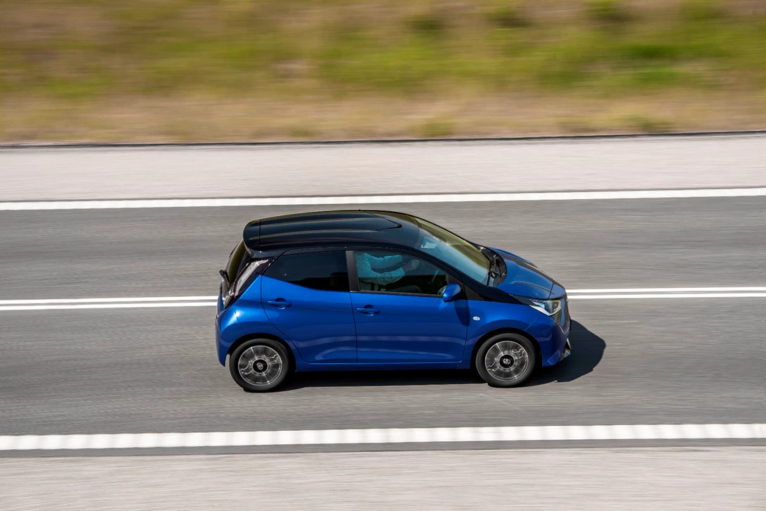 1597166-AYGO_Blue_013.JPG