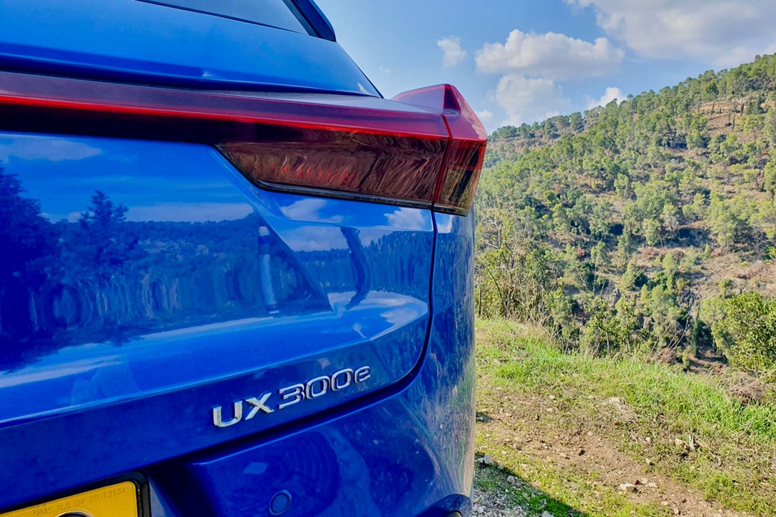 1637103-לקסוס UX 300e - 2.jpeg