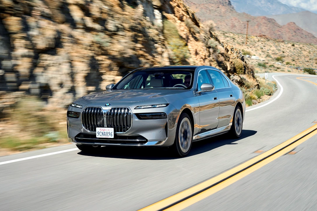 1670730-BMW i7 xDrive Oxid Grey_003.JPG