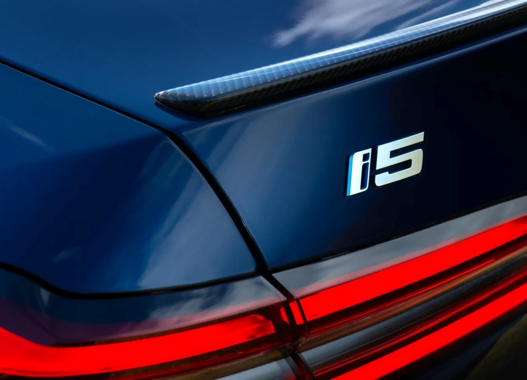 1690152-BMW-i5-2024-15.jpg