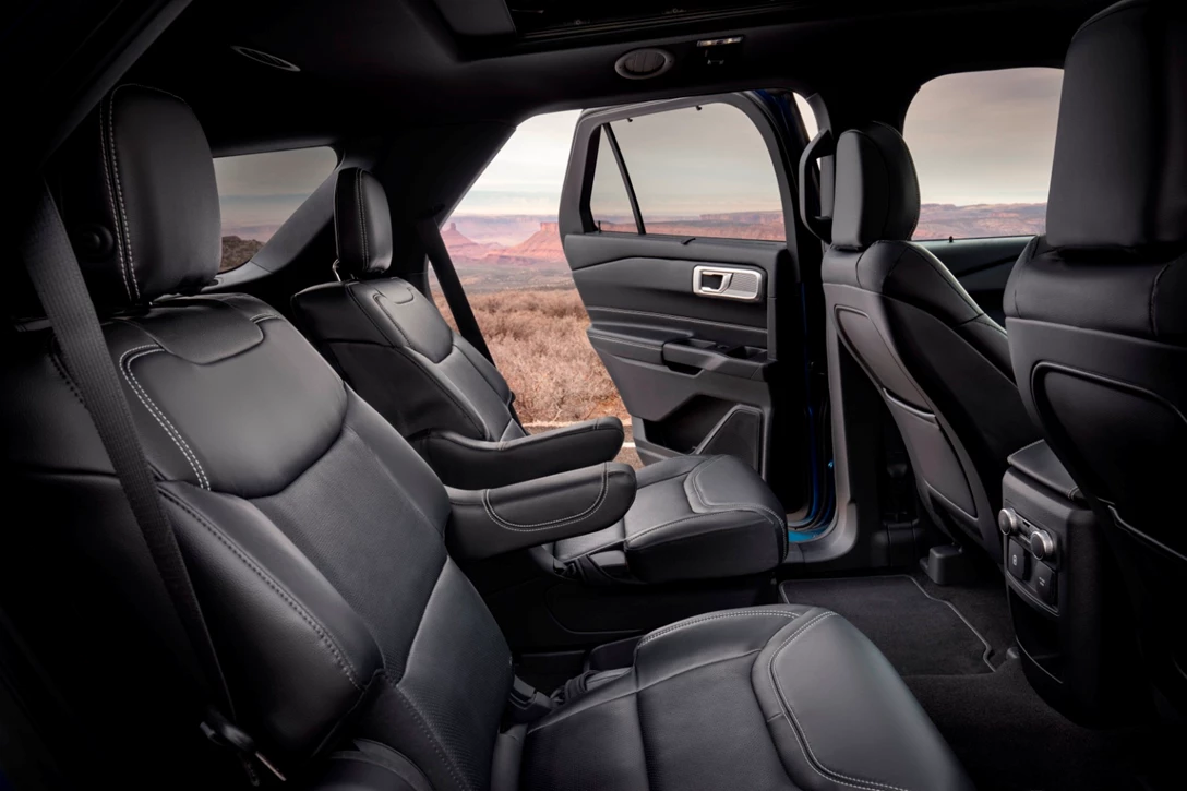 1609512-22-Ford-Explorer-Interior.jpg