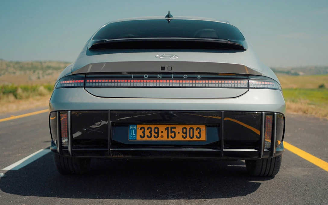 1682647-Hyundai IONIQ 6 2023.00_02_03_08.Still023 copy.jpg