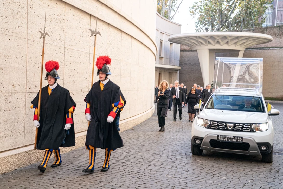1626246-GROUPE RENAULT DELIVERS AN EXCLUSIVE DACIA TO POPE FRANCIS (2).jpg