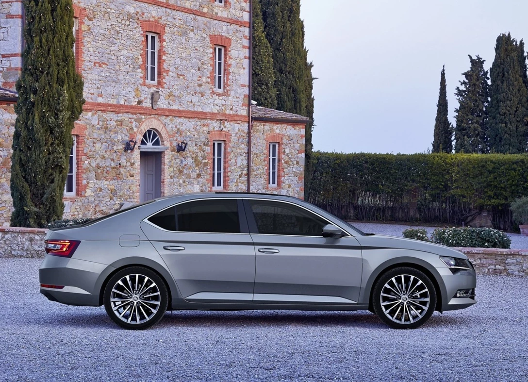 1647598-Skoda-Superb-2015-03.jpg