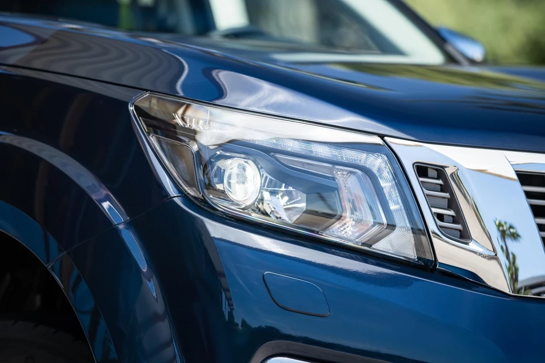1617391-Nissan Navara Double Cab - Front lights 3.jpg
