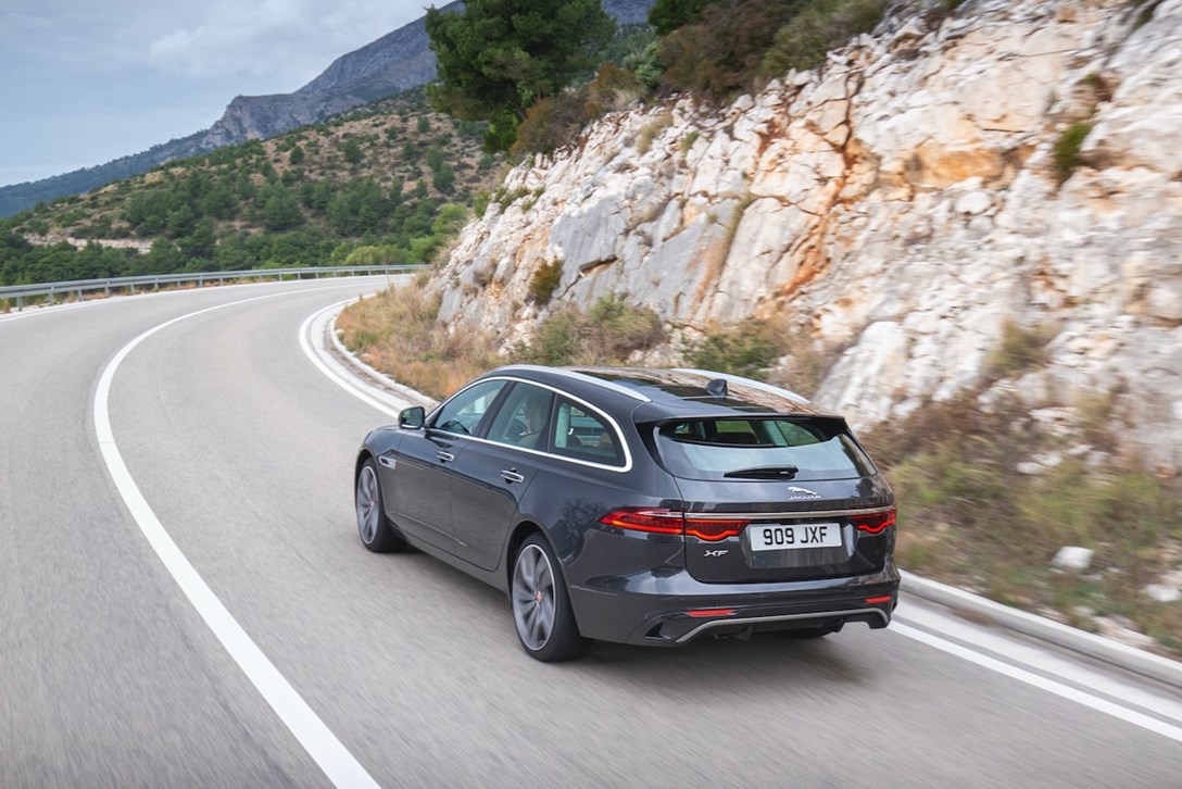 1635498-יגואר XF מתיחת פנים - 4.jpeg