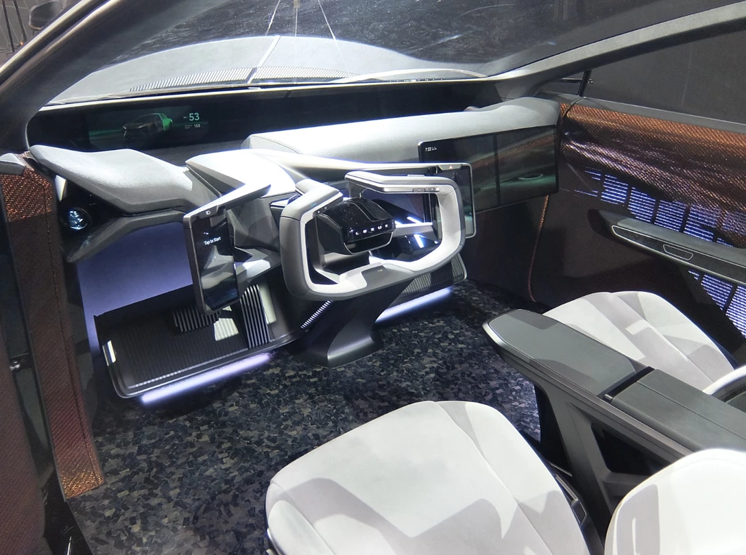 1690930-גם בינוני צמוד לאיש המחייך על הבמה.JPG