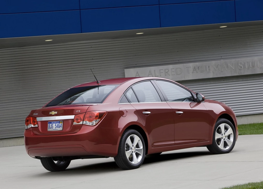 1689362-Chevrolet-Cruze-2010-02.jpg