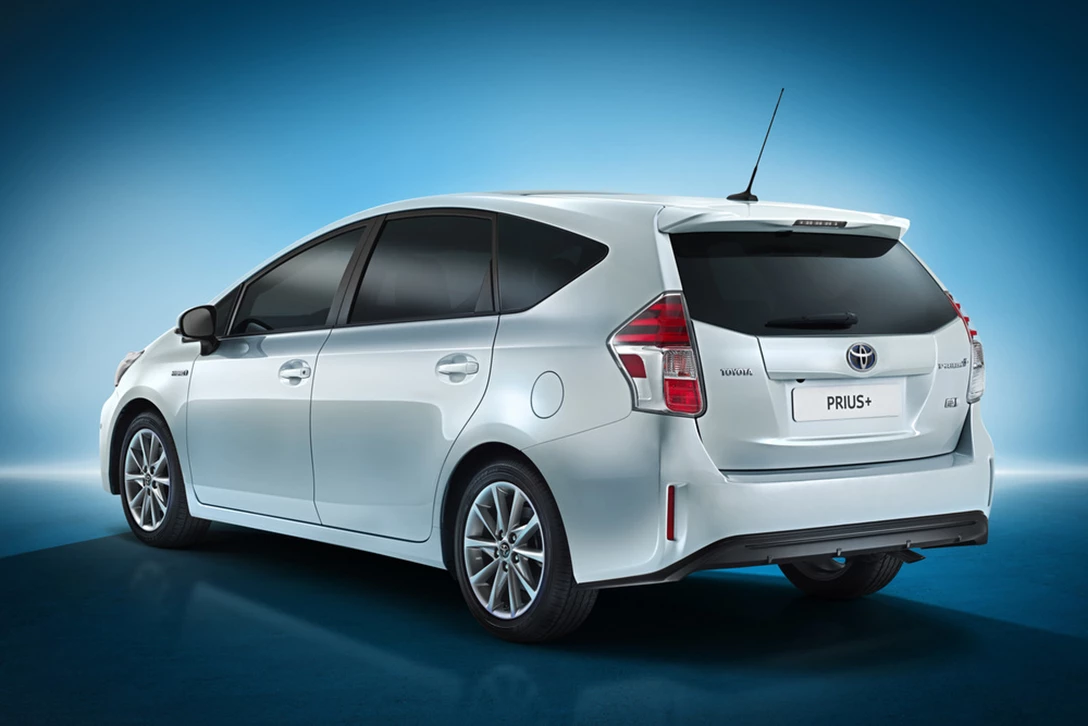 טויוטה פריוס פלוס 2015