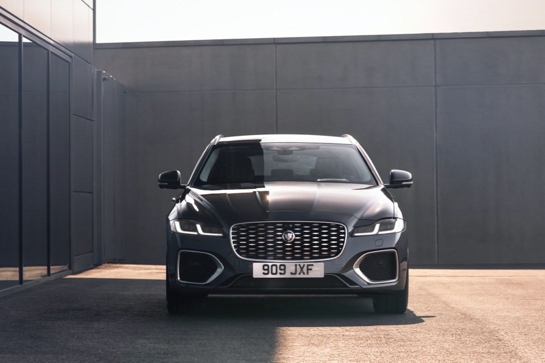 1635514-יגואר XF מתיחת פנים - 34.jpeg