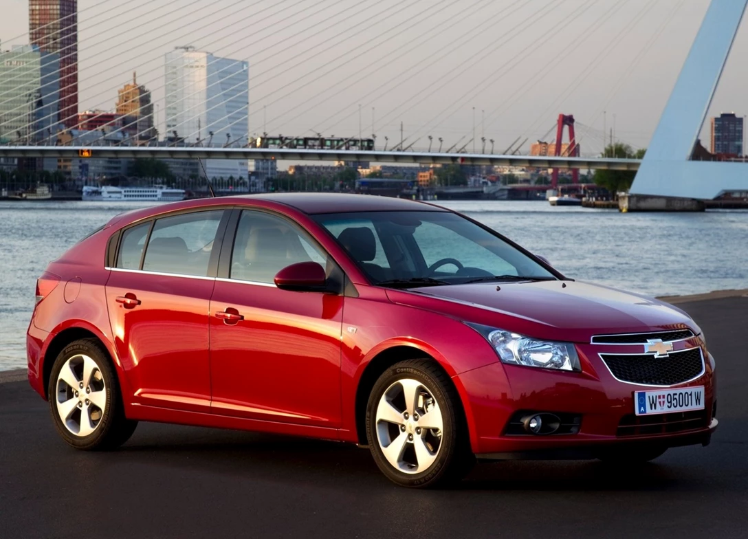 1689186-Chevrolet-Cruze_Hatchback-2015-12.jpg