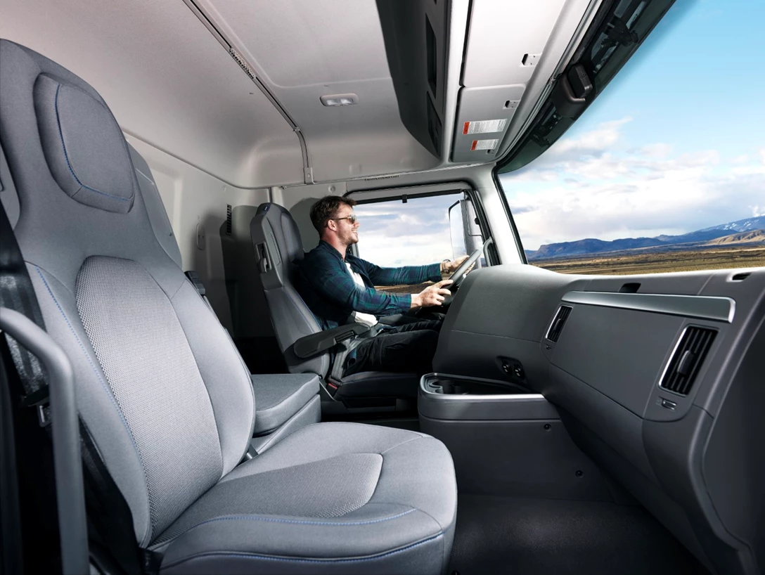 1673170-Xcient FCEV_Driving Interior (Large).jpg