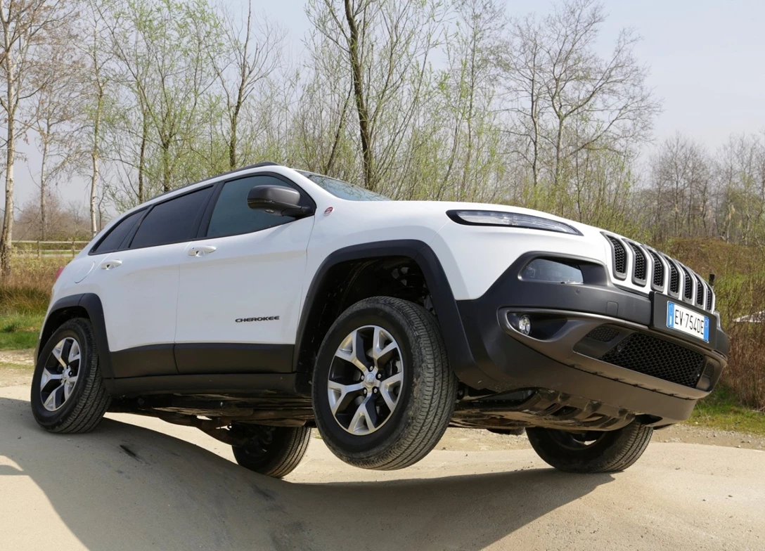 1686137-Jeep-Cherokee-2018-01.jpg