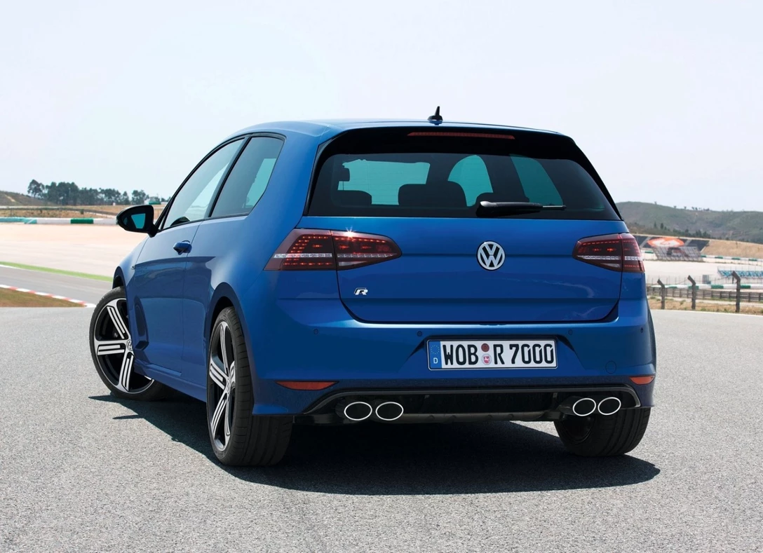 1670398-Volkswagen-Golf_R-2015-02.jpg