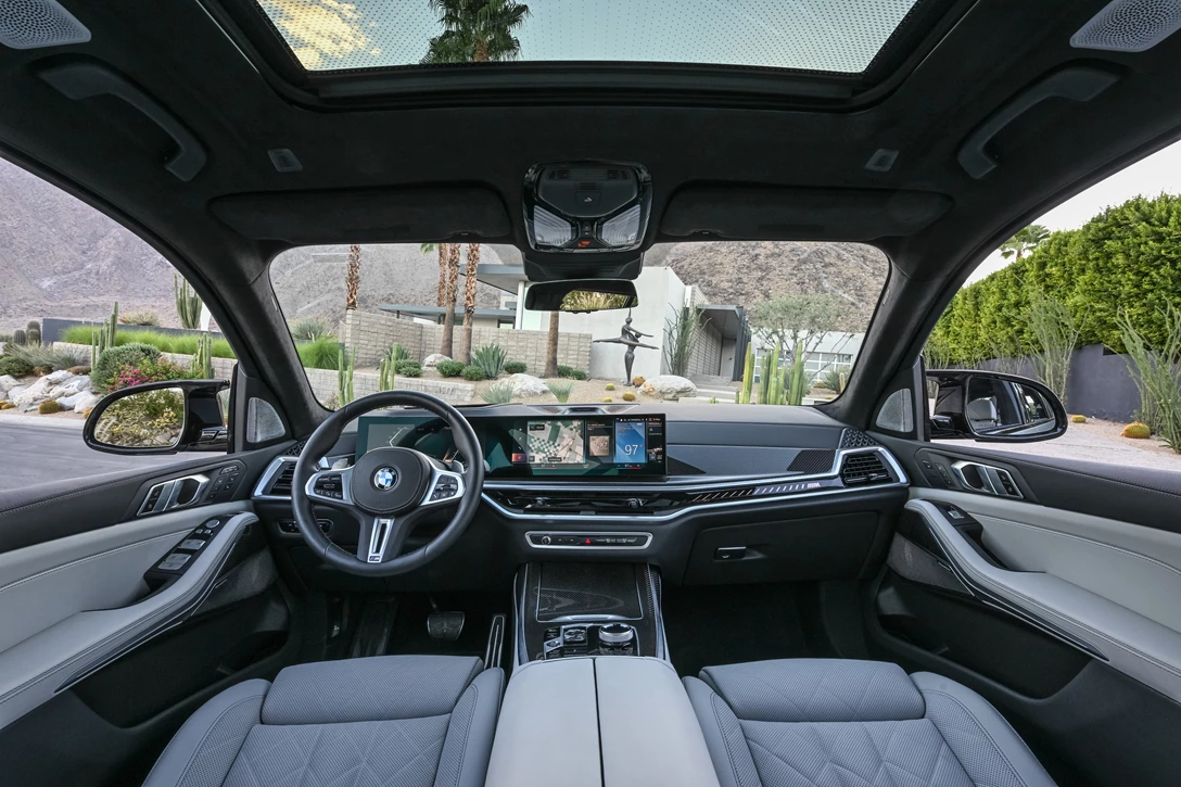 1670258-BMW X7 40i frozen grey108.jpg