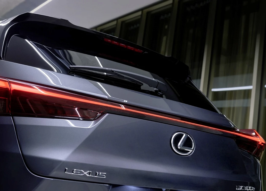 1686970-Lexus-UX_300e-2023-14.jpg