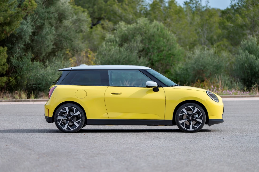 1696808-BF_MINI_Cooper_SE_Sunny_Side_Yellow_042024_00058.jpg