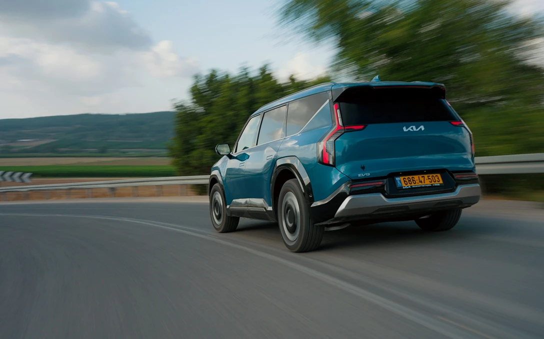 1698867-KIA EV9 2024.00_02_23_19.Still003-min.jpg
