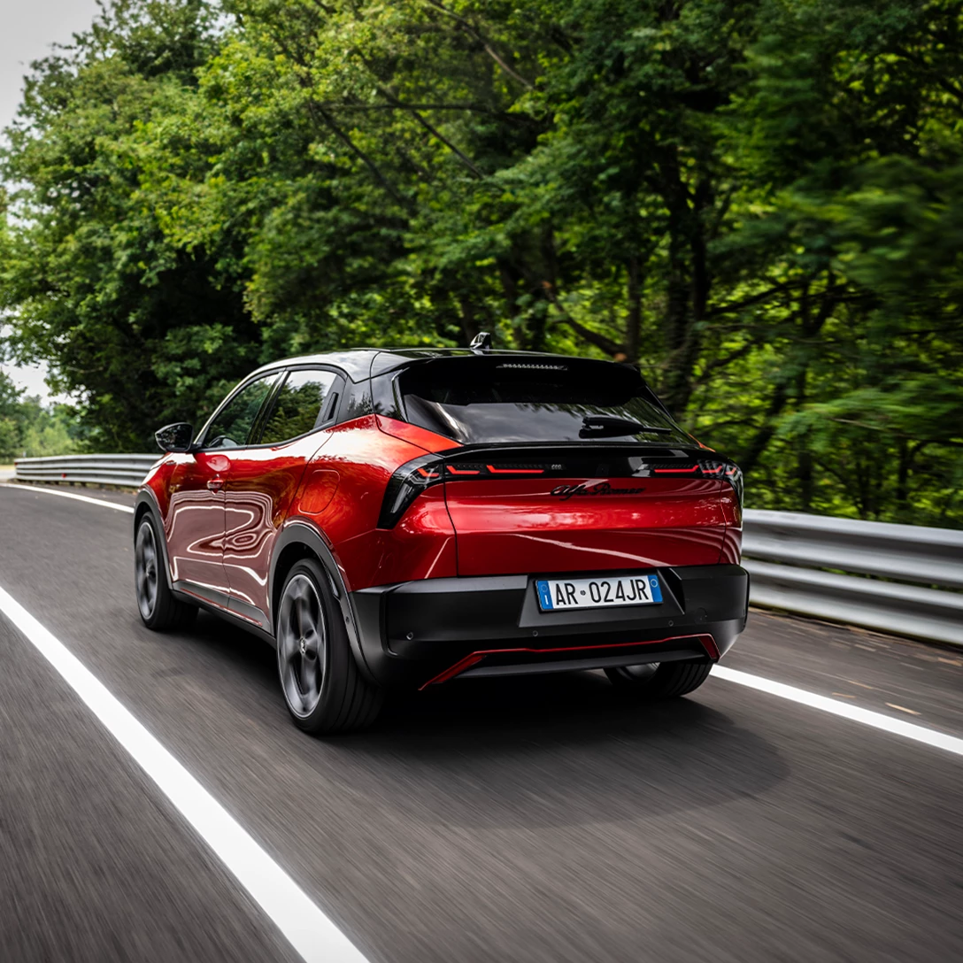 1706109-AR-AlfaRomeoJunior-MY24-1080x1080-Driving Experience-Multiphoto-FB-3.png