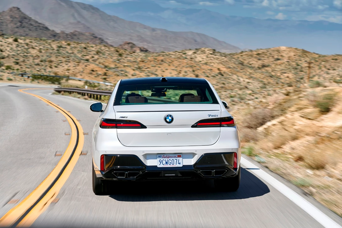 1670810-BMW 760i xDrive Mineral White_031.JPG