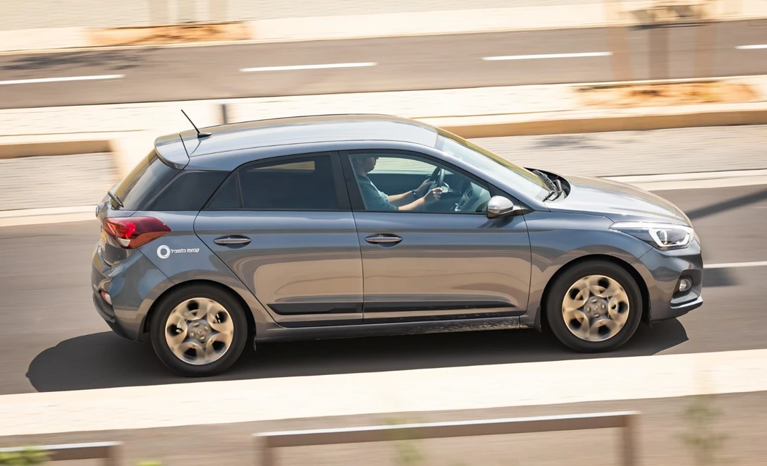 1618412-10-hyundai i20 (8).jpg